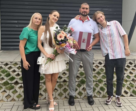 Komanda: Ginos pagalbininkai, jos kūrybos palaikytojai ir pirmieji rezultatų vertintojai – dukra Ieva, vyras Arvydas ir sūnus Lukas.