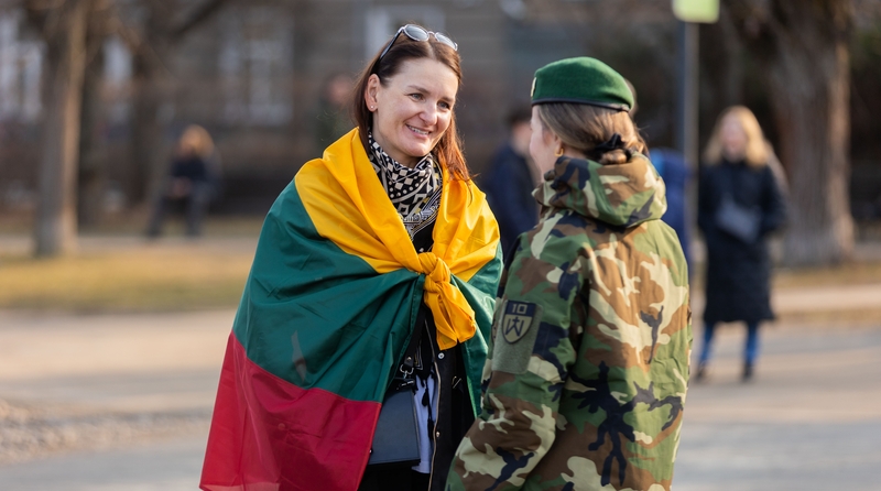 Kartu: pasak diskusijos dalyvių, šeimoje, darželyje, mokykloje, universitete, savanorystėje, profesiniame gyvenime – visur galima mokytis suprasti, kad esi ne vienas, kad yra bendruomenė, kuriai mes visi priklausome, ir kad svarbu ginti jos vertybes. 