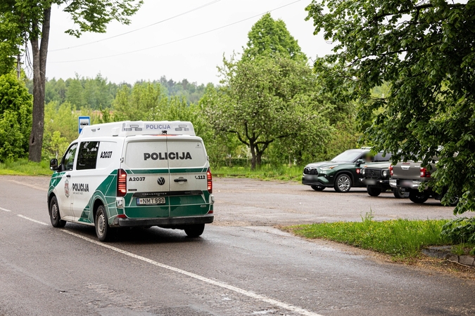 Pivonijos šile apgadintas paminklas Holokausto aukoms