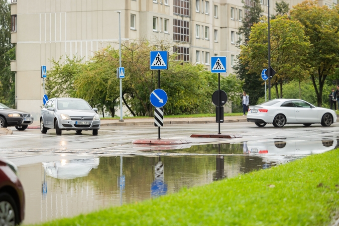 Vilniuje apsemta gatvė šalia Gabijos gimnazijos