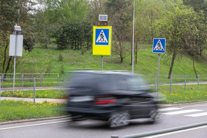 Medikų rankose – senjorė: bandė išvengti dideliu greičiu lėkusio automobilio