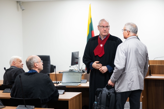 Su kunigu teisiama moteris: nesuprantu, kodėl kiekvienas nuogumas traktuojamas kaip pornografija