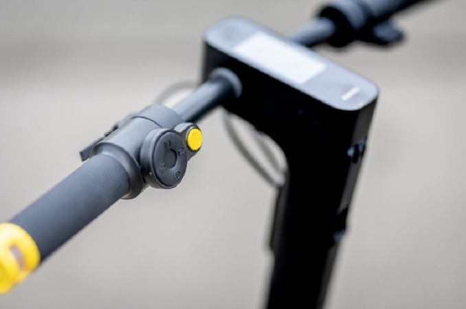 Paauglys griebėsi ginklo: pagrobė elektrinį paspirtuką iš metais jaunesnio vaiko