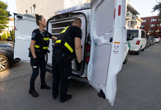 Prie daugiabučio girtas vyras sužalojo policininką