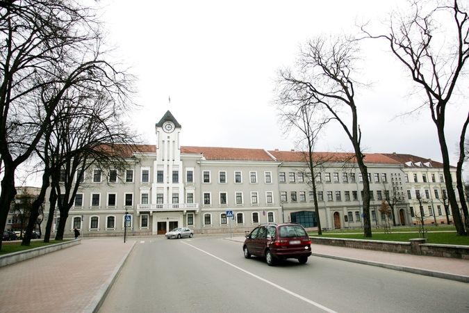 Šiauliuose naktį išdaužtas savivaldybės pastato langas: įtariama moteris paguldyta į ligoninę