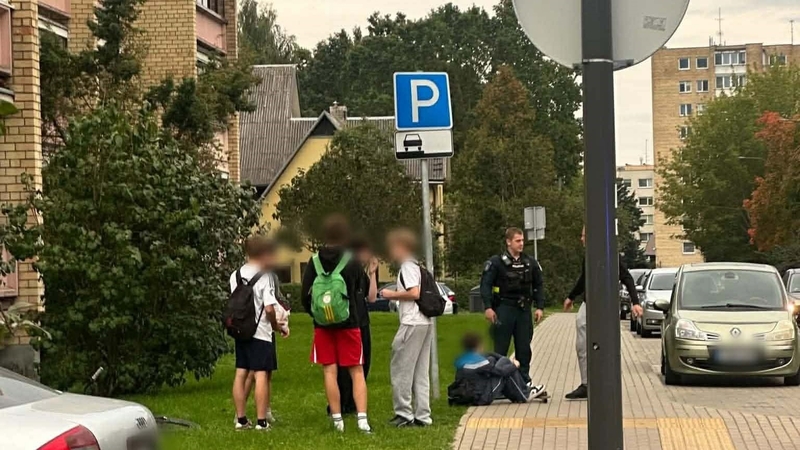 Varpo gatvėje automobilis partrenkė su paspirtuku į gatvę išvažiavusį nepilnametį