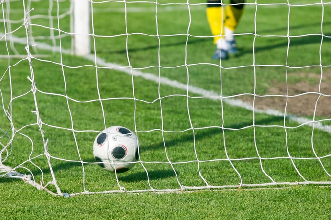 Skaudi nelaimė: užvirtę futbolo vartai sužalojo vaiką