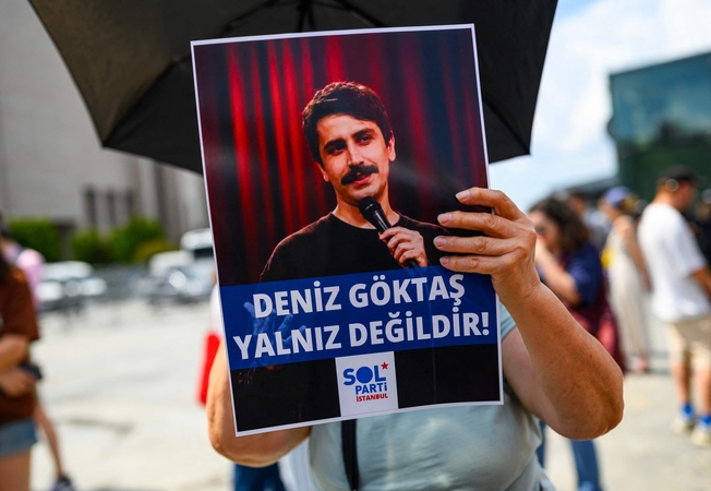 Turkijoje komikas nuteistas už prezidento įžeidimą, tačiau paleistas į laisvę