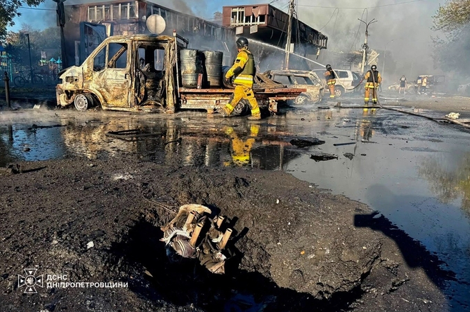 Rusija smogė Ukrainos prekybos centrui, žuvo mažiausiai keturi žmonės 