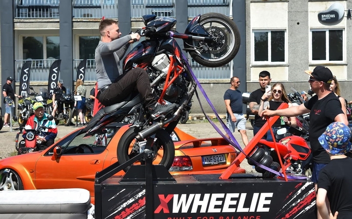Treniruoklis: valdant ant galinio rato pakeltą motociklą svarbu ne vien technika. „Pusiausvyra priklauso ne nuo motocikle. Ji priklauso nuo tavęs“, – teigia mokomojo įrenginio kūrėjas. 