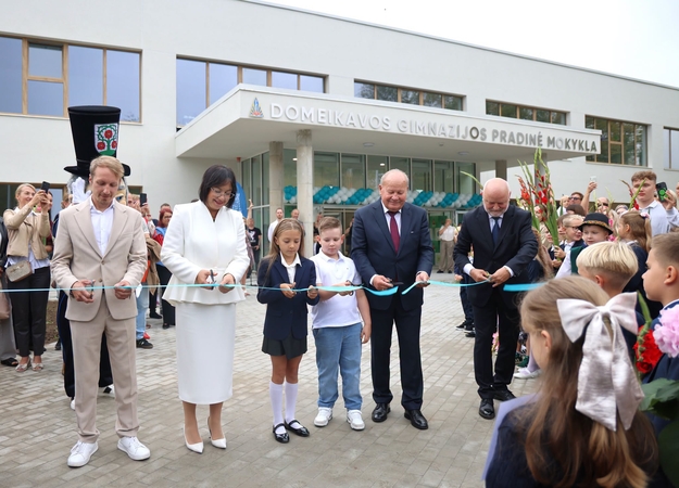 Skaičius: šiuolaikiškai įrengtoje Domeikavos pradinėje mokykloje, kurią gimnazijos direktorius Dalius Vibrantis, meras V. Makūnas, pirmokėliai, ministrė R. Popovienė ir ....., galės mokytis beveik 480 mokinių.