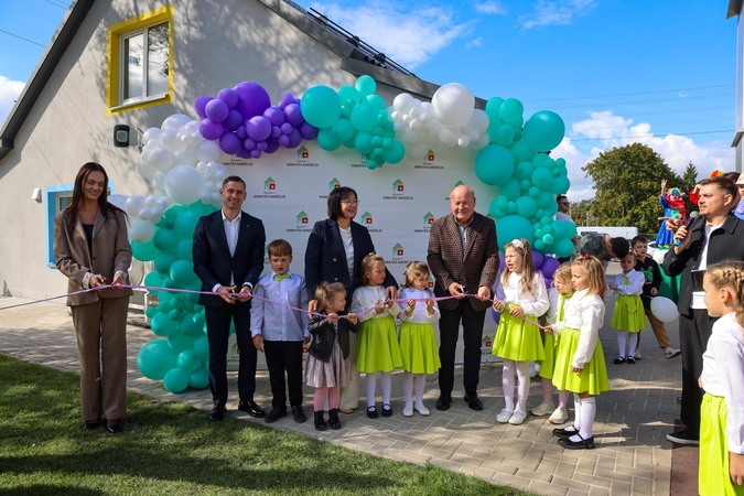 Ceremonija: atnaujintas ir išplėstas Giraitės darželio erdves su mažyliais atvėrė (iš dešinės): meras V. Makūnas, švietimo, mokslo ir sporto ministrė, Kauno rajono savivaldybės administracijos direktorius ir Giraitės darželio direktorė.