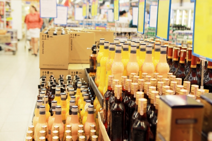 Nevalia: rugsėjo 1-ąją parduoti ir pirkti alkoholį parduotuvėse draudžiama.