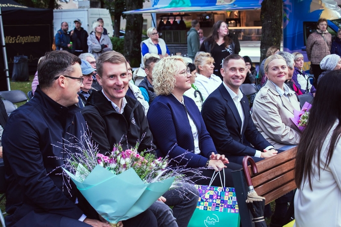 Ežerėlyje: miesto jubiliejuje dalyvavo gausi savivaldybės komanda. Iš dešinės: administracijos direktoriaus pavaduotoja Eglė Brinkman, direktorius M. Rikteris, tarybos narė Monika Kiaušaitė, direktoriaus pavaduotojas Giedrius Orliukas ir Darius Jakavičius