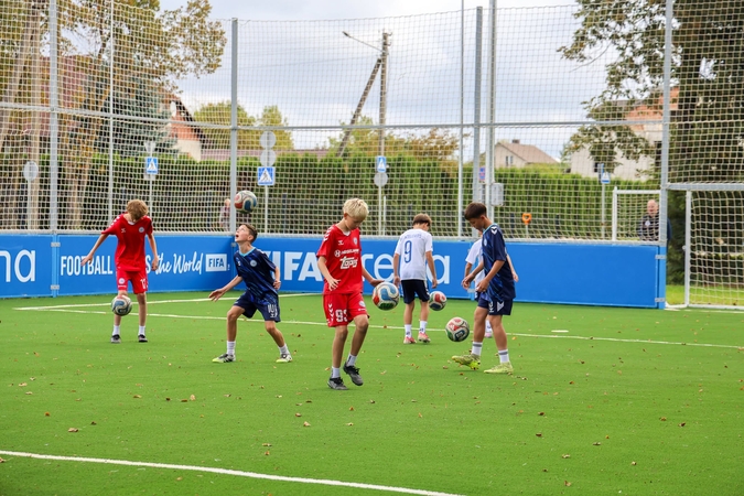 Išbandė: aikštelėje parodomosiose rungtynėse susitiko Kauno rajono futbolo akademijos merginų komanda ir Lietuvos moterų futbolo rinktinės žaidėjos.