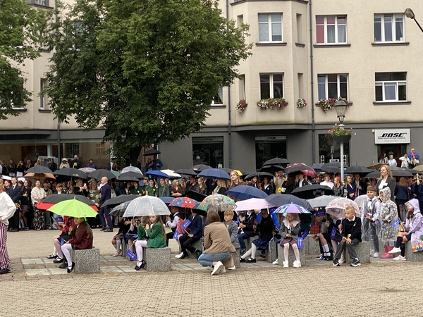 Lietus neišgąsdino: tūkstančiai klaipėdiečių susirinko į Pirmąją pamoką