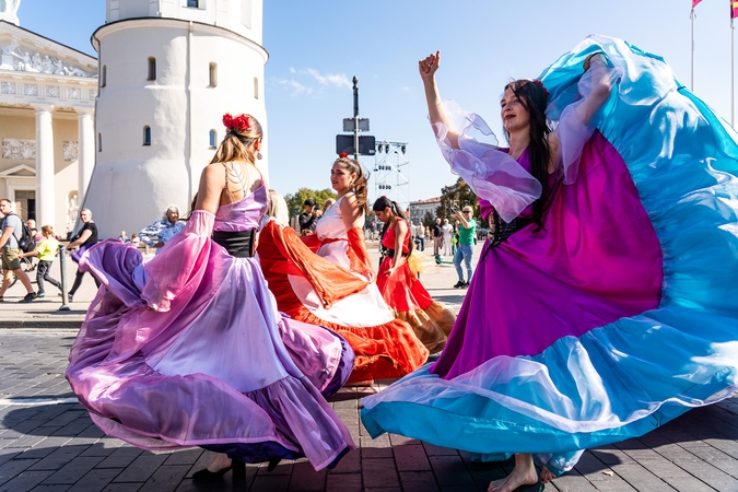 Po vilniečius gluminančiais užrašais slypėjo kvietimas į GYPSY FEST