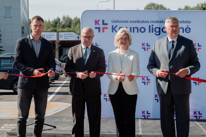 Atidarymas: naujos ligoninės automobilių stovėjimo aikštelės atidarymo juostą kartu perkirpo ligoninės vadovė ir šventėje dalyvavę Kauno miesto bei rajono atstovai. 