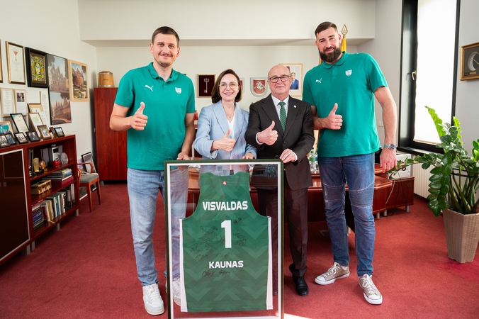 Krepšininkai Edgaras Ulanovas ir Jonas Valančiūnas padėkojo miestui už kasmet komandai skiriamą paramą.