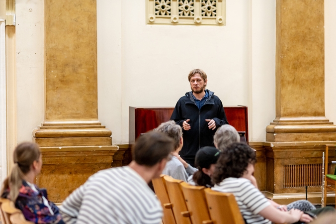Stilius: A. Bumšteino kūryboje svarbią vietą užima neprofesionalūs atlikėjai. Projekte „Aconitum Napellus“ jiems taip pat skirtas svarbus vaidmuo.