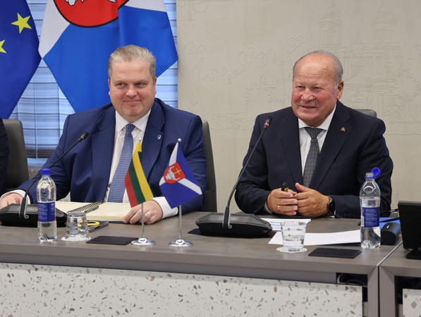 Pažadas: T. Valys (kairėje) patikino V. Makūną, kad šalies finansų inžinerijai bus skiriamas išskirtinis dėmesys ir akcentavo regionų plėtros reikšmę.