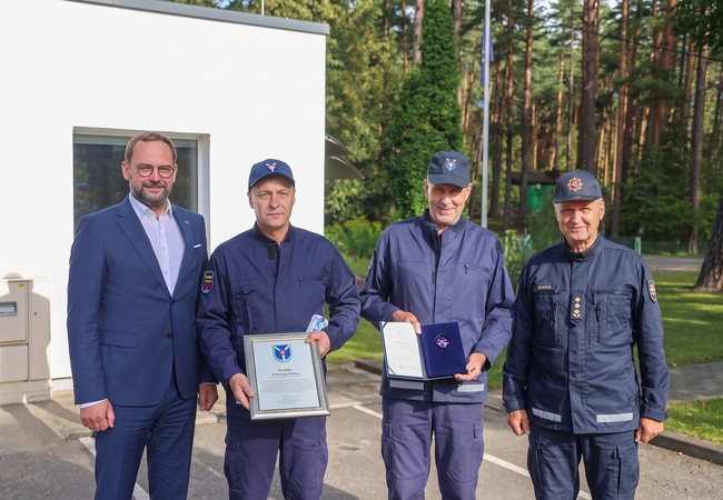 Padėka: ugniagesiams A. Bernatoniui (antras dešinėje) ir M. Bulotui (trečias dešinėje) už jų tarnystę dėkojo (PAGD) direktoriaus patarėjas R. Stukas (pirmas dešinėje) ir vicemeras L. Dilys.