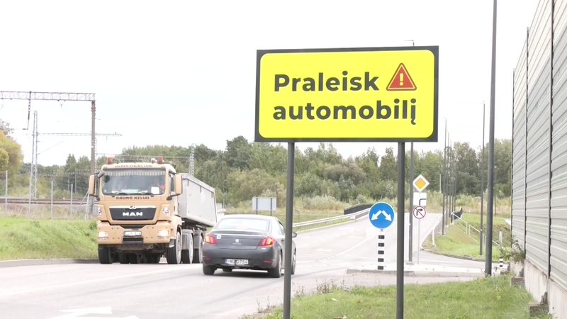 Vairuotojai kraipo galvas: Kaune atsirado dar nematyti ženklai   