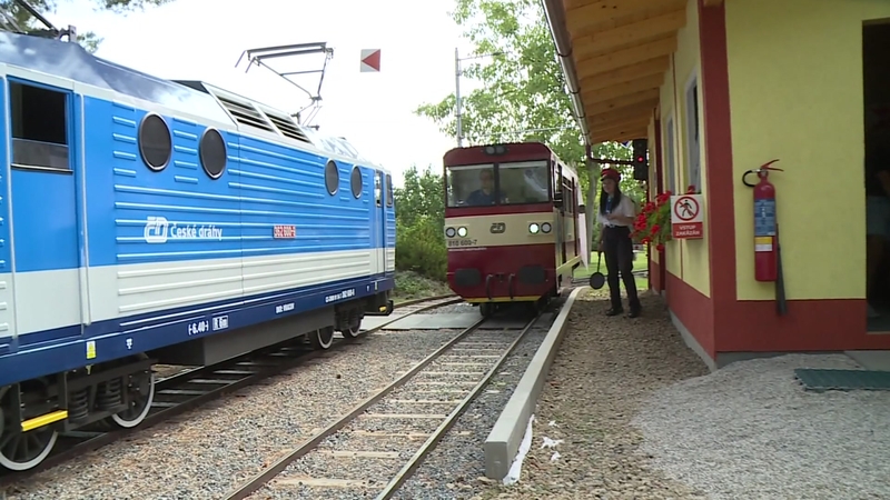 Vyras įsirengė geležinkelio stotį savo sode