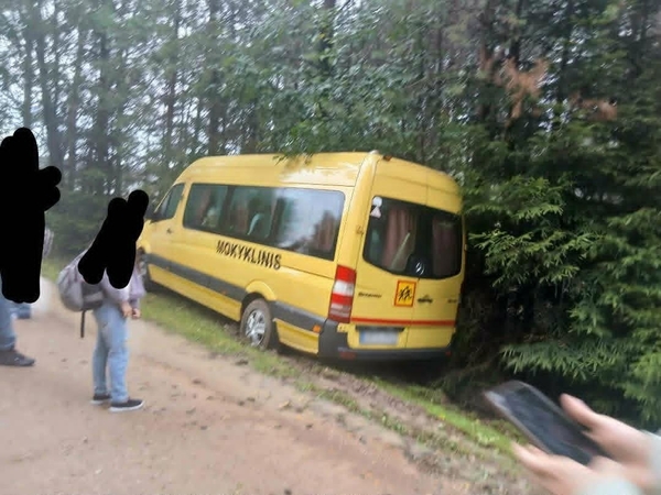 Užfiksavo nuo kelio nuvažiavusį mokyklinį autobusą: vairuotojas vidury miško vaikus paliko vienus?