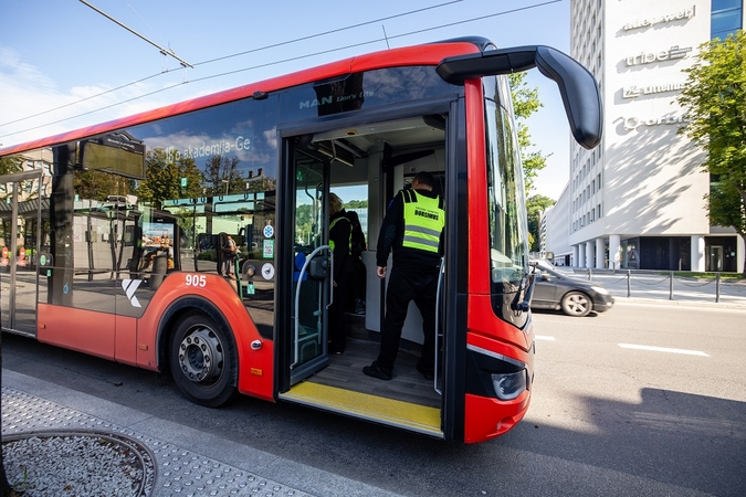 Svarstoma: ar atpigs kelionės traukiniais ir tarpmiestiniais autobusais?