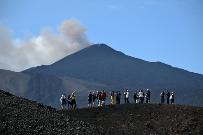 Etna vėl spjaudosi pelenais ir trikdo skrydžius