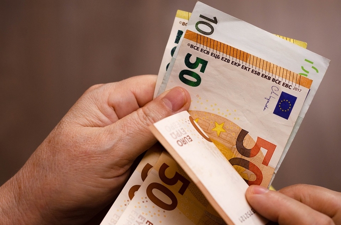 Vyriausybė: mokėjimo ir e. pinigų įstaigos turėtų mokėti daugiau