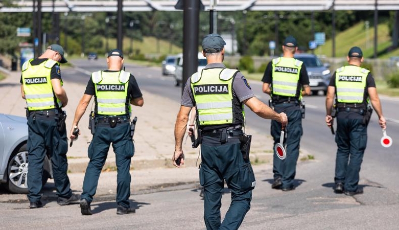 Policija siunčia žinią: neįsileiskite jų į namus
