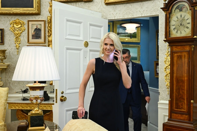 Kalėdinė dovana Trumpo padėjėjai – dešimtys tūkstančių dolerių