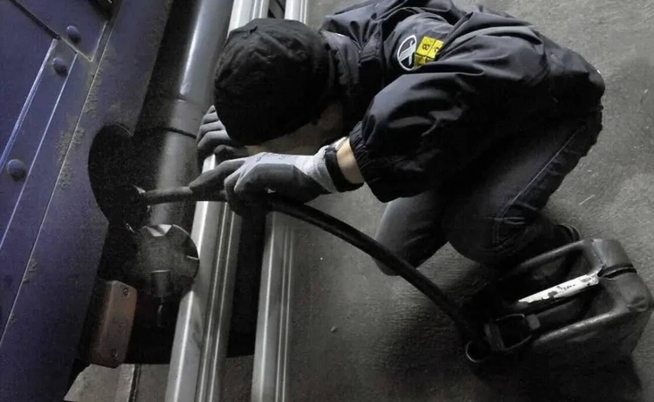 Iš saugomoje aikštelėje pastatytų sunkvežimių pavogta per 300 litrų dyzelino