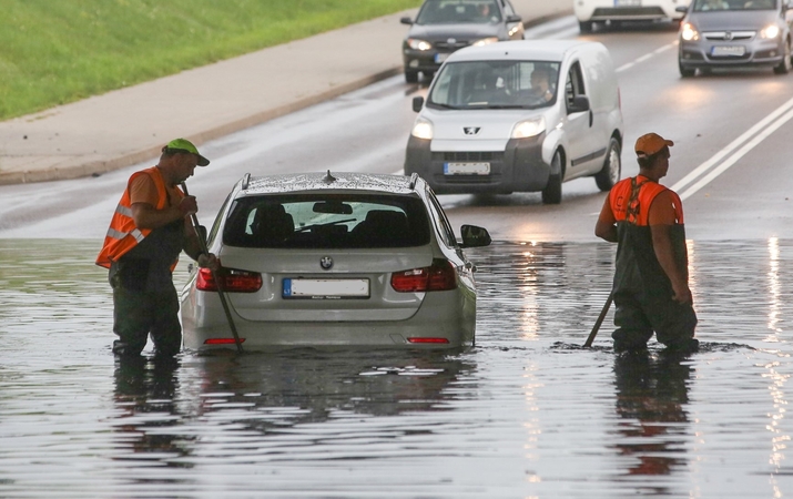 Rizika: bandymai pervažiuoti užlietą gatvės atkarpą gali kainuoti labai brangiai.