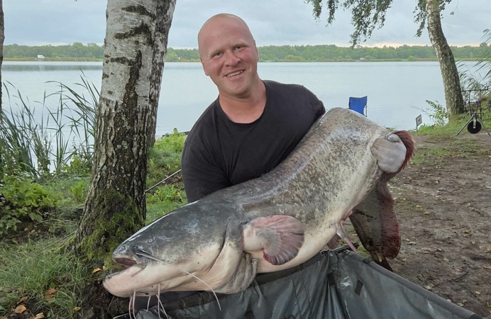 Įveikė: rankų lenkimo ir štangos stūmimo čempionas A. Veberas tiek kantrybe, tiek rankų jėga įveikė pusšimtį kilogramų svėrusį šamą.