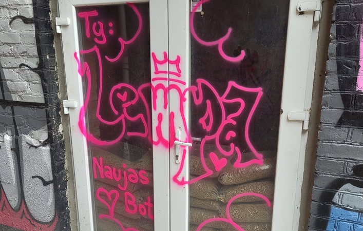 Vandalizmas: ryškios spalvos grafitis pastebėtas ant uostamiesčio Asmenybės ugdymo kultūros centro durų.