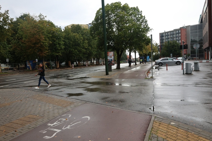 Taisyklės: pareigūnai patvirtino, kad sukdamas į šią aikštelę automobilis turi praleisti taku važiuojantį dviratininką.