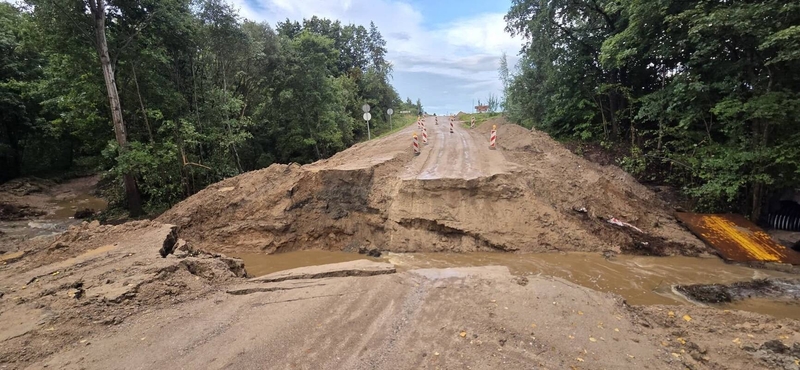 Atkirto: Abakų lurdas dabar nepasiekiamas tikintiesiems, vanduo nuplovė asfaltuoti ruošiamą kelio ruožą.