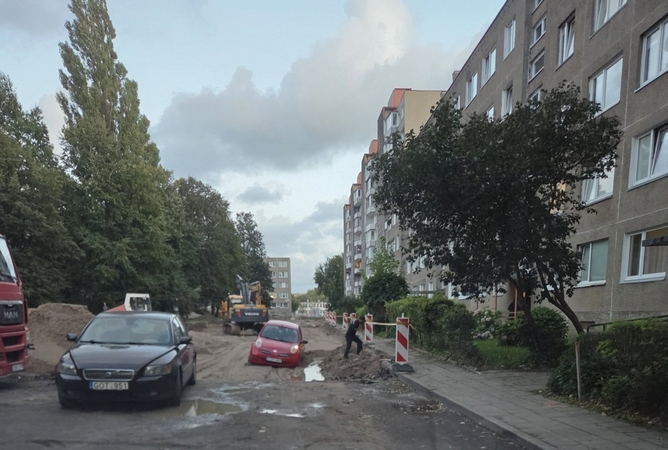 Pasistatė: Debreceno gatvės gyventojai stengiasi automobiliais nevažiuoti į darbininkų tvarkomus kiemus, tačiau kai kas surizikavo ir įklimpo.