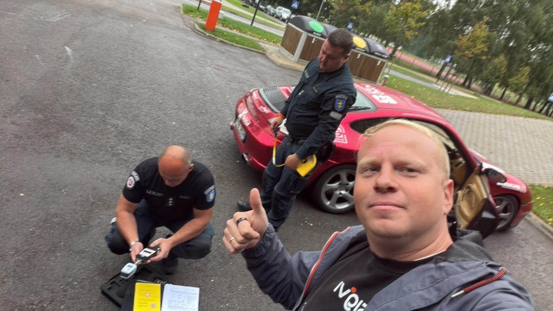 Bauda: kai policijos pareigūnai matavo jo automobilio skleidžiamą garsą, lenktynininkas V. Šliažas dar neįtarė, kokia gausybė bėdų jį užgrius.
