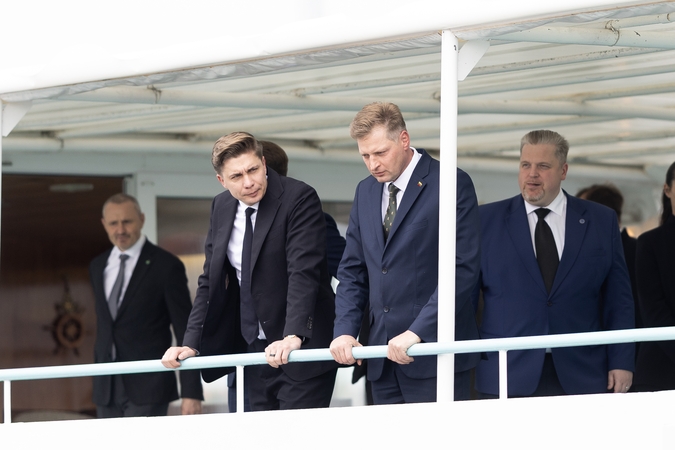 Vizitas: Klaipėdoje šią savaitę dvi dienas viešėję Vyriausybės nariai kartu su premjeru M. Sinkevičiumi (kairėje), turėjo galimybę laivu pasižvalgyti po uosto akvatoriją ir pamatyti, kaip dirba vieni didžiausių mokesčių mokėtojų šalyje.