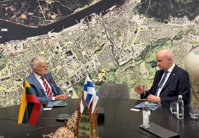 Svečias: Klaipėdos uoste apsilankiusiam Suomijos ambasadoriui Lietuvoje J. Lehtovirtai (dešinėje) uosto vadovas A. Latakas pristatė Klaipėdos uosto veiklą.