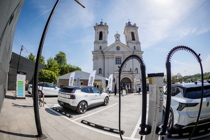 Skirtumai: miesto elektromobiliui 50 kW greitasis įkrovimas – visiškai pakankamas, tačiau dažnai keliaujant magistralėmis reikėtų modelio, kuris gali priimti bent 100–150 kW galią.