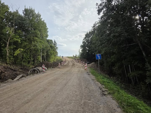Darbai: kelininkai jau atstatė nuplauto kelio sankasą ir ruošia šį ruožą asfaltuoti.