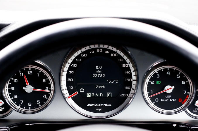 Manipuliacija: automobilių serviso skelbime įprastas prietaisų skydelio įspėjimas pateikiamas kaip ženklas, kad moters buvimo vietą seka jos vyras.