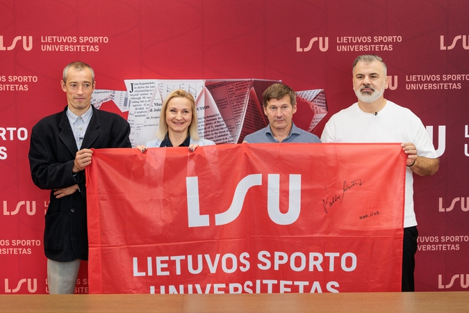 Jėga: dėl vieno tikslo pečius surėmė visas desantas.