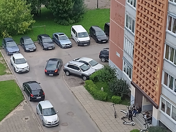 Skundėsi: anot vietinių gyventojų, jaunuoliai ne tik pavojingai važinėja paspirtukais, bet ir kiemuose palieka šiukšles bei daužo stiklinę tarą.