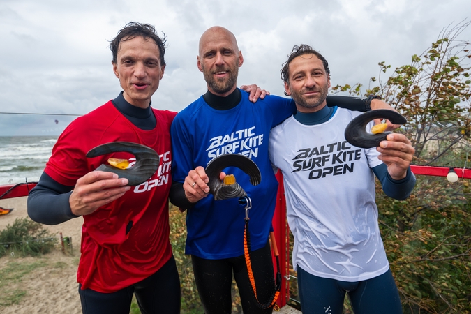 Stipriausi: „Baltic Surf Kite Open 2026“ nugalėjo D. Peštenis (centre), antrąją vietą iškovojo D. Kuznetsov (dešinėje), trečiąją – T. Jakovlevas.